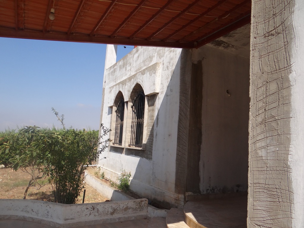 عقار، في موقع رائع، يحتوي على منزل تريبلكس، ذات اطلالات جميلة معروض للبيع في الخيام