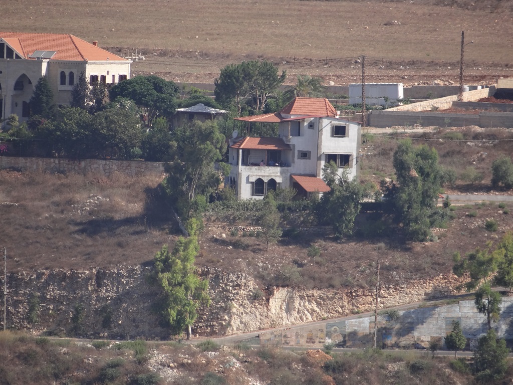 عقار، في موقع رائع، يحتوي على منزل تريبلكس، ذات اطلالات جميلة معروض للبيع في الخيام