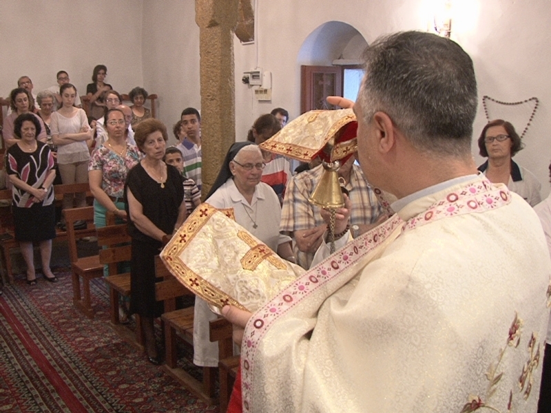 الاب دانيال عويكي يحتفل بقداس عيد انتقال العذراء في مرجعيون.JPG