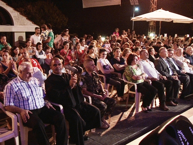 جمهور كبير يستمع الى معروفات موسيقى الجيش في مرجعيون.JPG