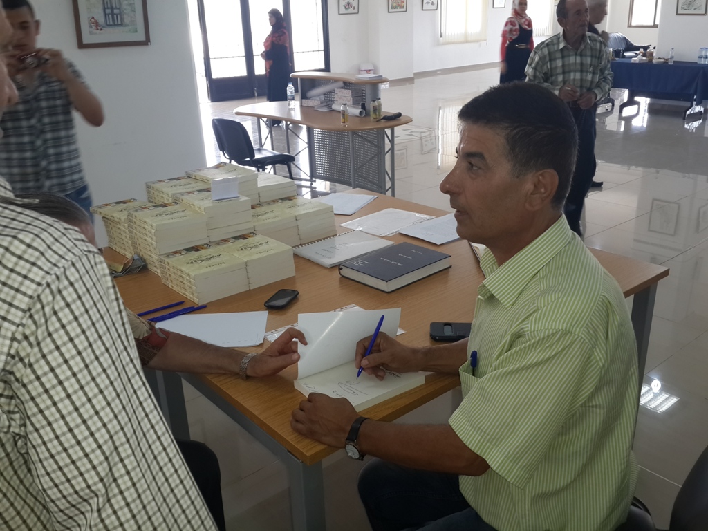 د. يوسف غزاوي خلال معرضه «كمشة لون»