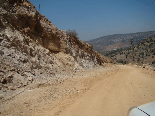 توسعة وتأهيل طريق الهبارية ـ شبعا: تم وقف العمل فيه بطلب من مجلس الإنماء والإعمار الى حين الموافقة على جدول المقارنة كي يعاد الانطلاق بال