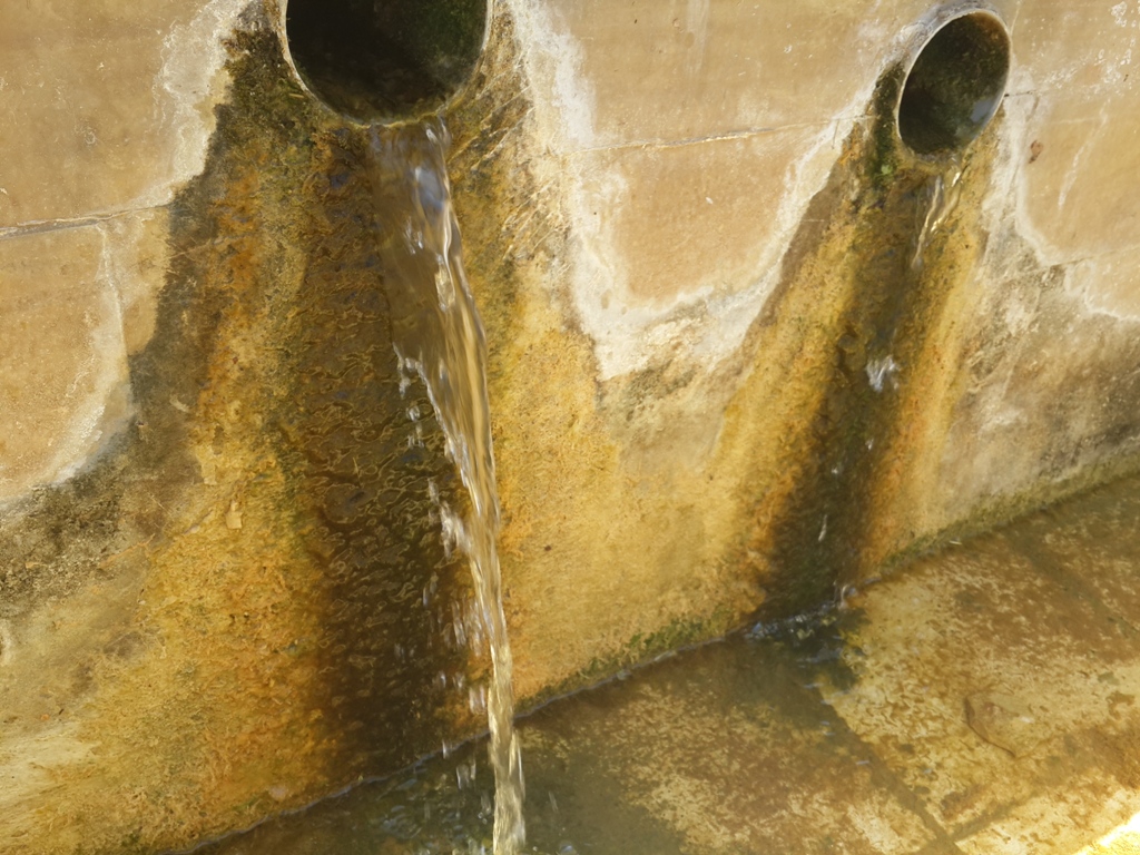 مياه نبع عين ابومنصور تهدر 