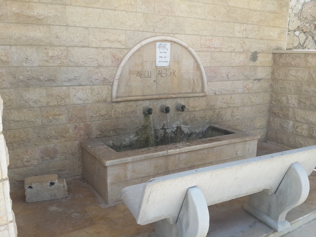 مياه نبع عين ابومنصور تهدر 