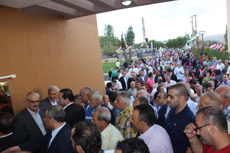 جولة للوزير علي حسن خليل والحضور في ارجاء المركز الصحي والاجتماعي في بني حيان