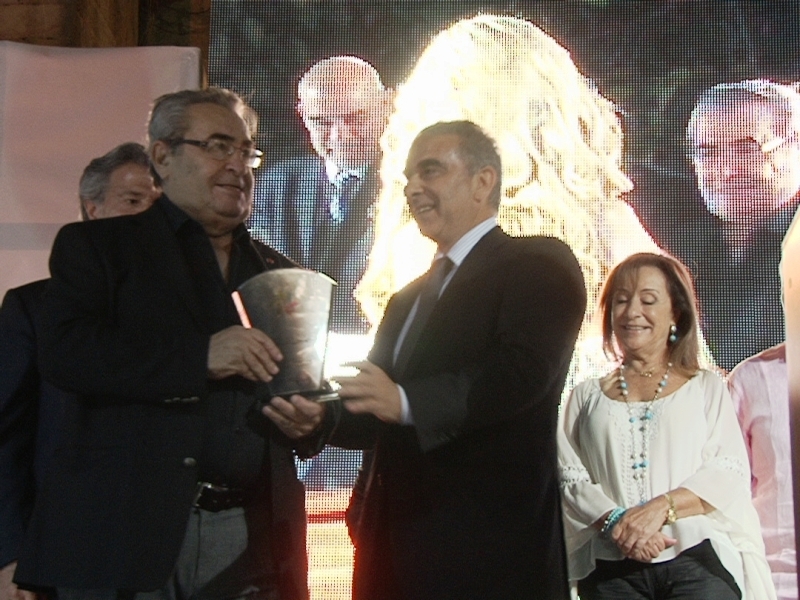 وزير السياحة ميشال فرعون يقدّم درعا الى الفنان روميو لحود وبدت شقيته بابو