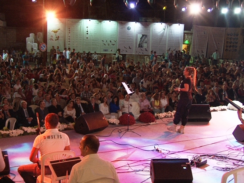 تفاعل الحضور مع غناء الفنانة ألين لحود