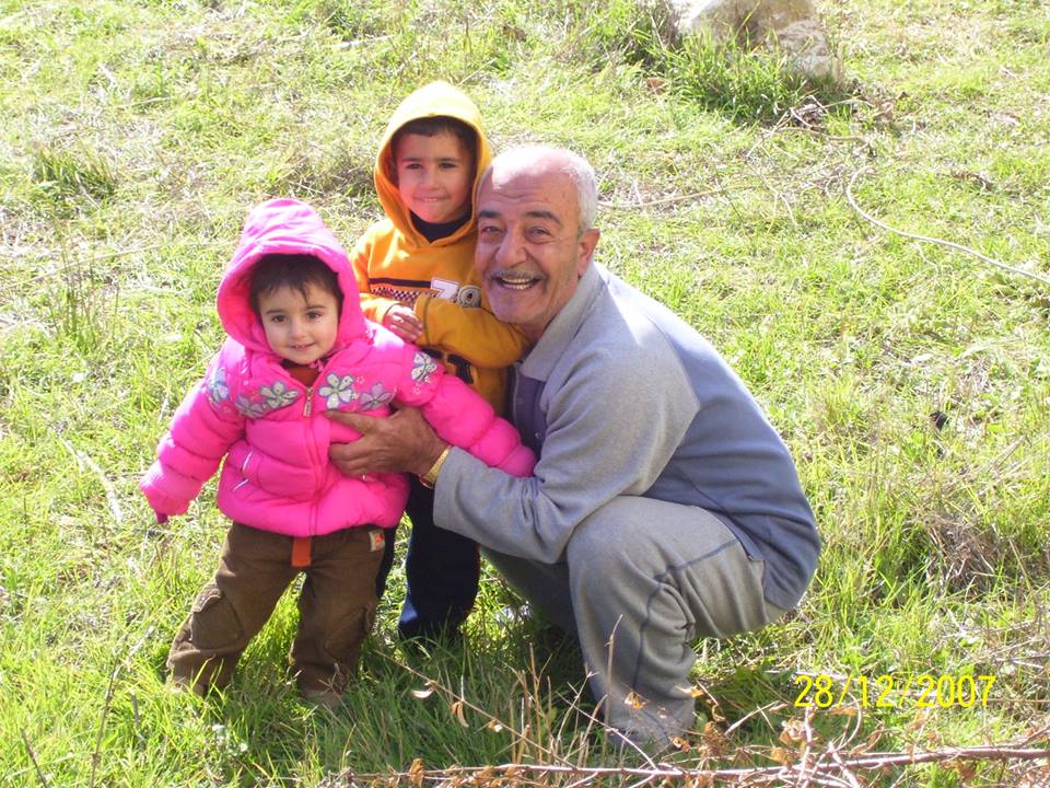 الحاج أبو محمد عبد علي عبد الرضا عواضة مع حفيديه مهدي ولميس