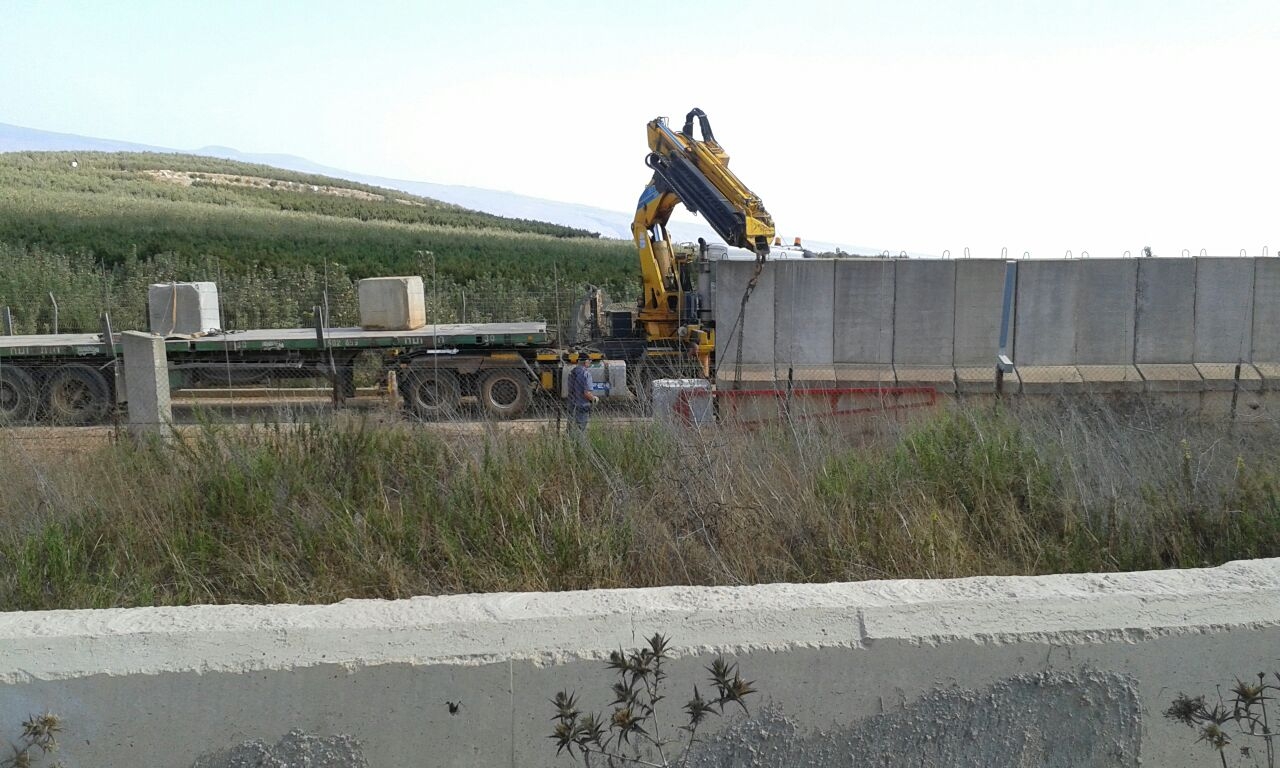 ورشة للعدو على الحدود تضع مكعبات اسمنتية  قبالة طريق كفركلا