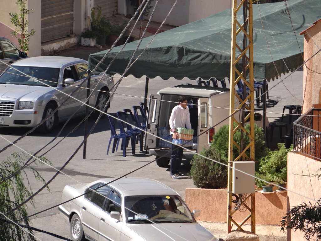 عادات وتقاليد و.. ضيافة استعداداً لاستقبال المعزين، ترهق أهل الفقيد، باتت عرفاً في الخيام 