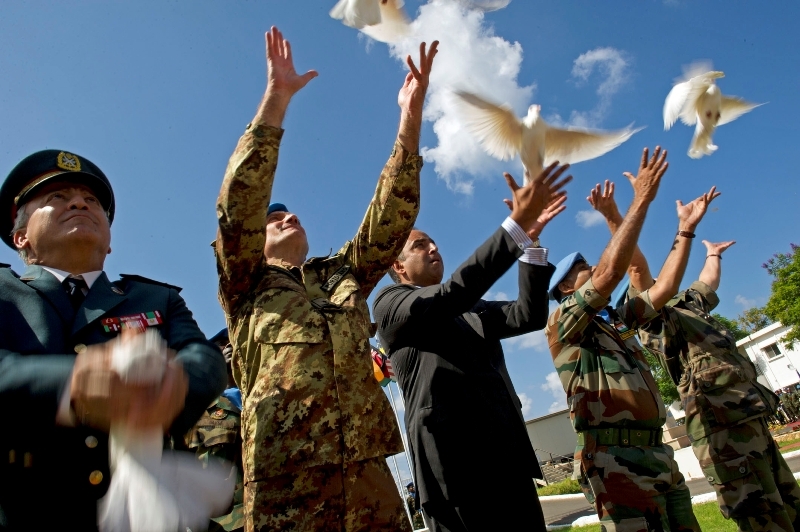 يطلقون سربا من الحمام الابيض رمزا للسلام