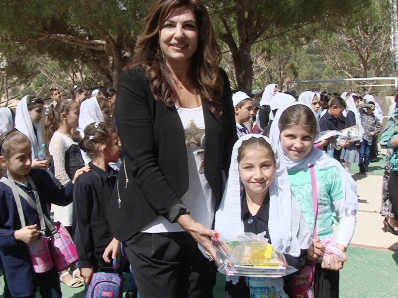 ومع تلميذات مدرسة عين جرفا