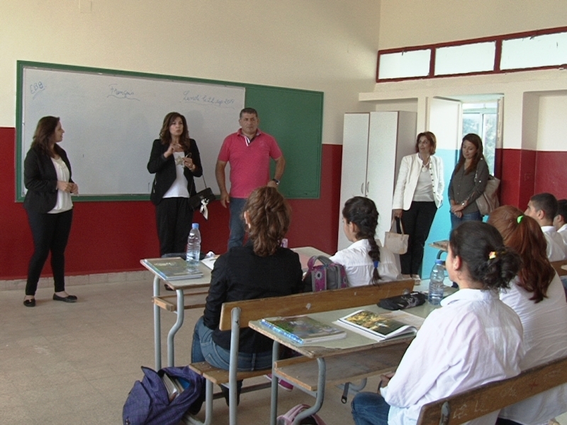 السيدة حردان ولجنة الجمعية في مدرسة القليعة الرسمية