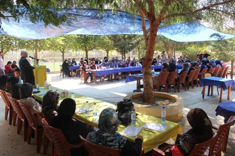 الطلاب المشاركون، يستتمعون لمحاضرة حول تقنيات الرسم، في ميس الجبل