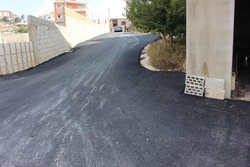 طريق جرى تعبيدها (وادي العصافير حسين عواضة وعزات حسان وغزوى غريب وحيدر وزعرور)