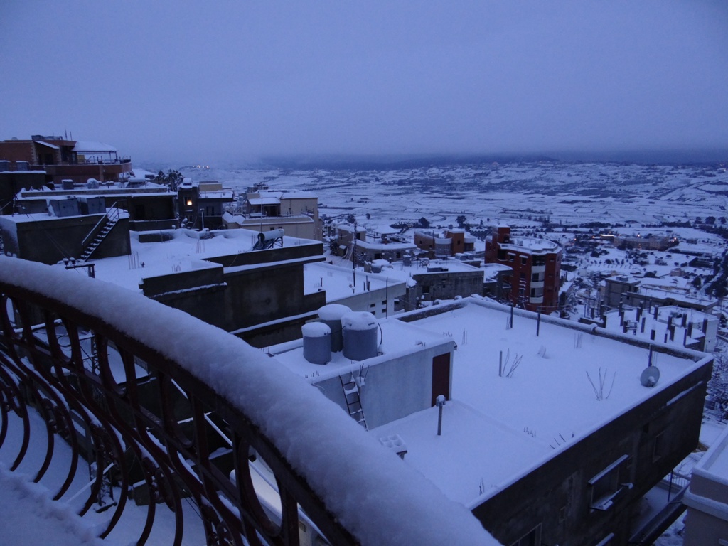 استفاق الخياميون صباح اليوم على مشهد رائع رأوا فيه بلدتهم وسهلها مكسوين برداء أبيض