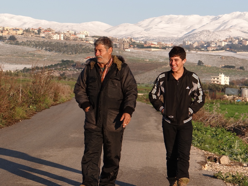 مواطنان يتفقدان مزروعاتهما في سهل المرج