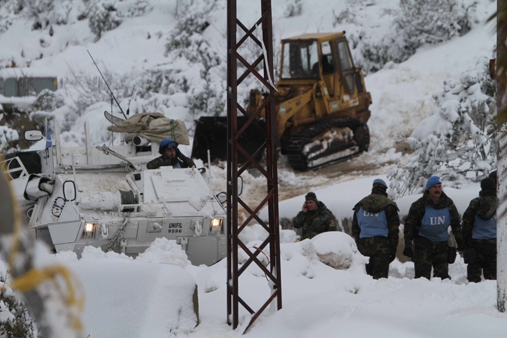 عناصر من الاسبانية تساعد على فتح طرق كفرشوبا وكفرحمام