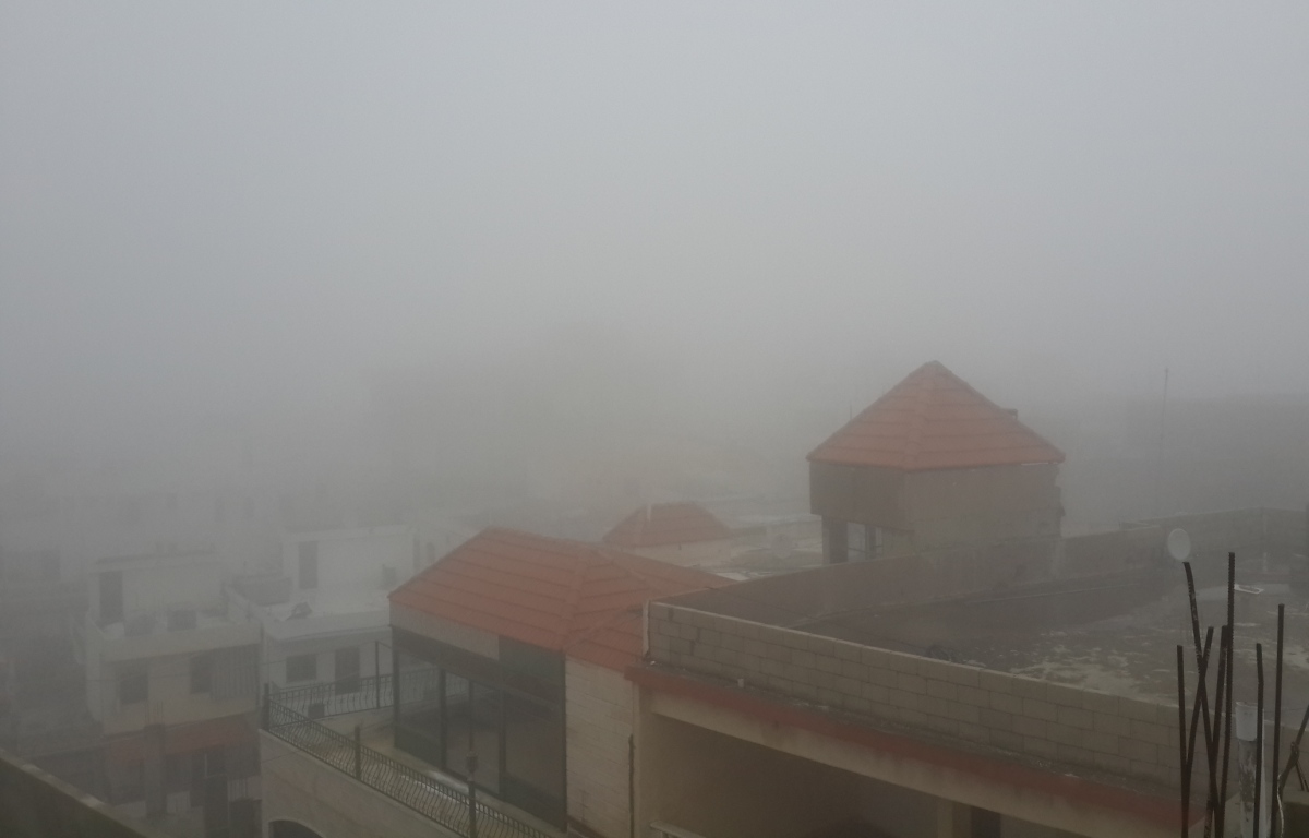 يلف الخيام ضباب بيني وبين ورودي حجاب هو الشتاء سيدتي.. فلما هذا العذاب؟