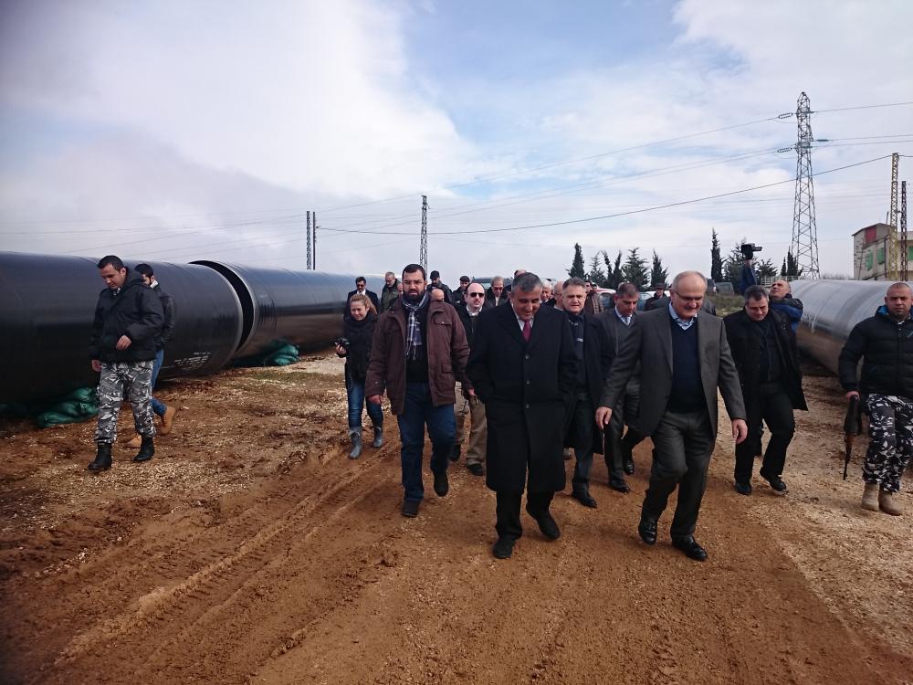  رئيس الصندوق الكويتي عبد الوهاب احمد البدر  متوسطاً الوزير علي حسن خليل والحاج خنجر شعيب، يجولون على مشروع الليطاني