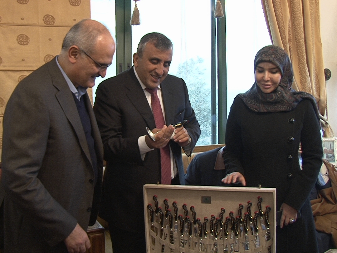 هدية من الوزير علي حسن خليل وحرمه السيدة ساميا الى مسؤول الصندور البدر