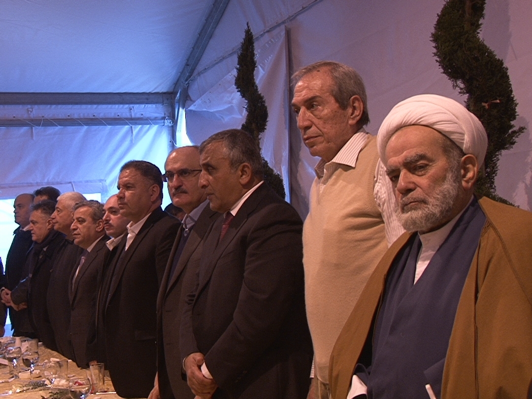 الوزير خليل اولم على شرف الوفد بحضور نواب وفاعليات المنطقة - ويبدو على يمين الصورة مفتي مرجعيون الشيخ عبد الحسين عبدالله