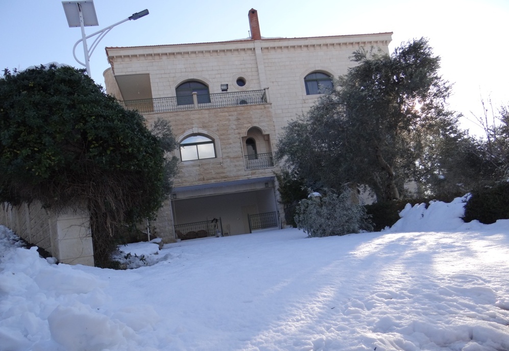 حديقة وزير المالية الحاج علي حسن خليل بعد العاصفة الثلجية، أيام قليلة قبل وصول الوفد الكويتي الضيف