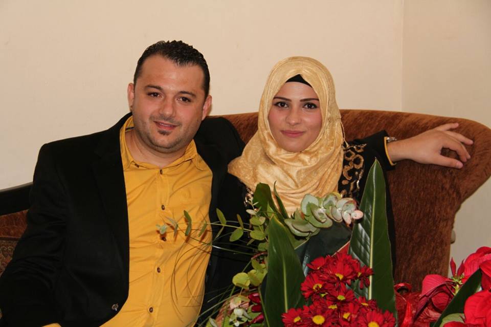 الخطيبين السعيدين الشاب محمد أحمد سلامة وخطيبته الحسناء علا شيري