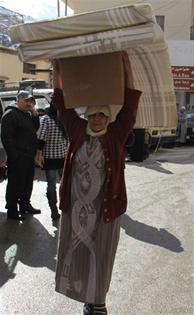 نازحة سورية تأخذ حصتها من المساعدات المقاصدية