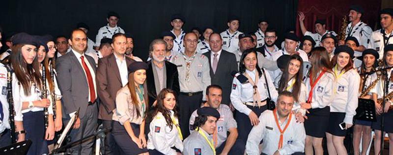 خليفة محاطا بالفرقة الموسيقية لكشافة التربية (عدنان طباجة)