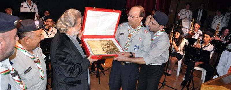 مارسيل خليفة يتسلم درع كشافة التربية (عدنان طباجة)