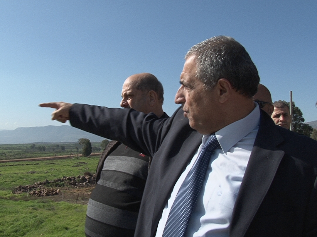 النائب قاسم هاشم يشير الى مكان حصول العملية