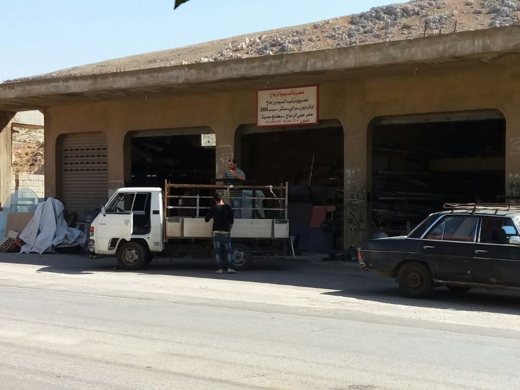 أبو علي حسين غصن معروف جيداً في المنطقة حيث يملك مشغلاً للألمنيوم، وله تاريخ قديم وسمعة طيبة في المهنة ويتمتع بذوق متميّز