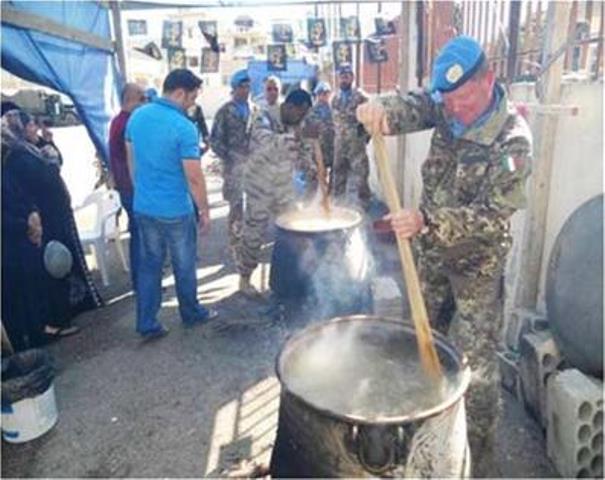 أحد الجنود أثناء تحضير الهريسة