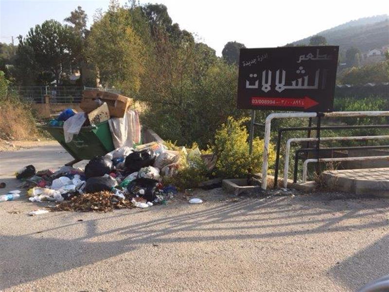 النفايات المرمية على ضفاف النهر (طارق أبو حمدان)