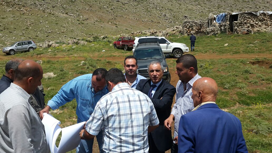 النائب قاسم هاشم متفقداً منطقة جنعم ومداخل بلدة شبعا برفقة متعهدي المشروع الأخضر التابع لوزارة الزراعة، وذلك للبدء بتنفيذ بركة مائية بم