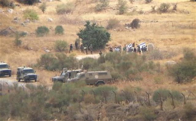 أهالي الجنود القتلى وذووهم في مكان العملية بمحاذاة السياج التقني