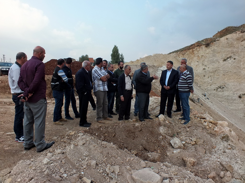 النائب فياض وممثلو البلديات والبيئيون عندمحفار مرج الخوخ -صورة ادوار العشي – مرجعيون