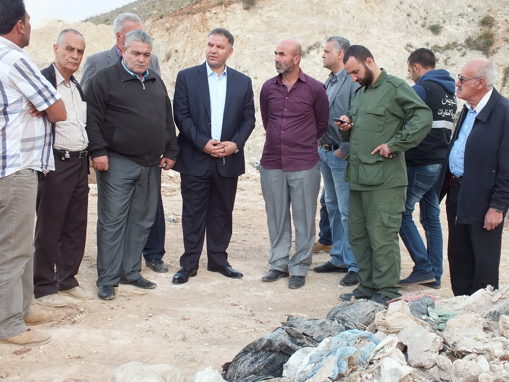 يعاينون النفايات الطبية والمواد السامة - صورة ادوار العشي – مرجعيون