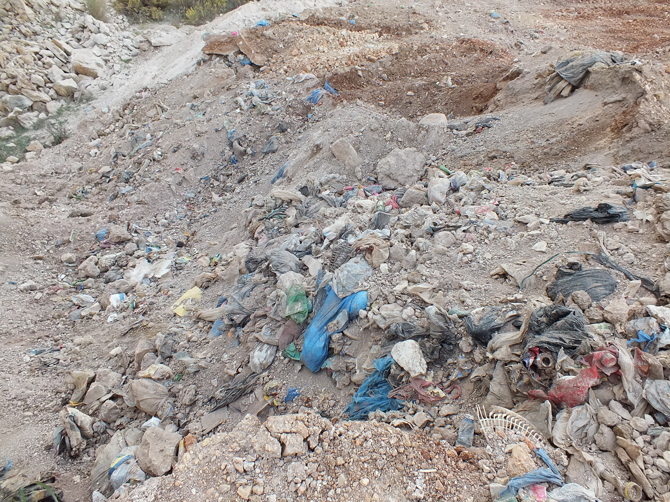  بقايا نفايات كانت تحت الردم تحوي نفايات طبية من مستشفيات بيروت – صورة ادوار العشي – مرجعيون