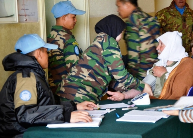 طاقم طبي من اليونيفيل يقوم بمعالجة مواطنين من جنوب لبنان