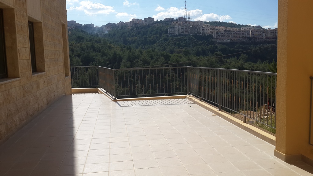 يحتوي البناء على تراسات إضافية لبعض الشقق