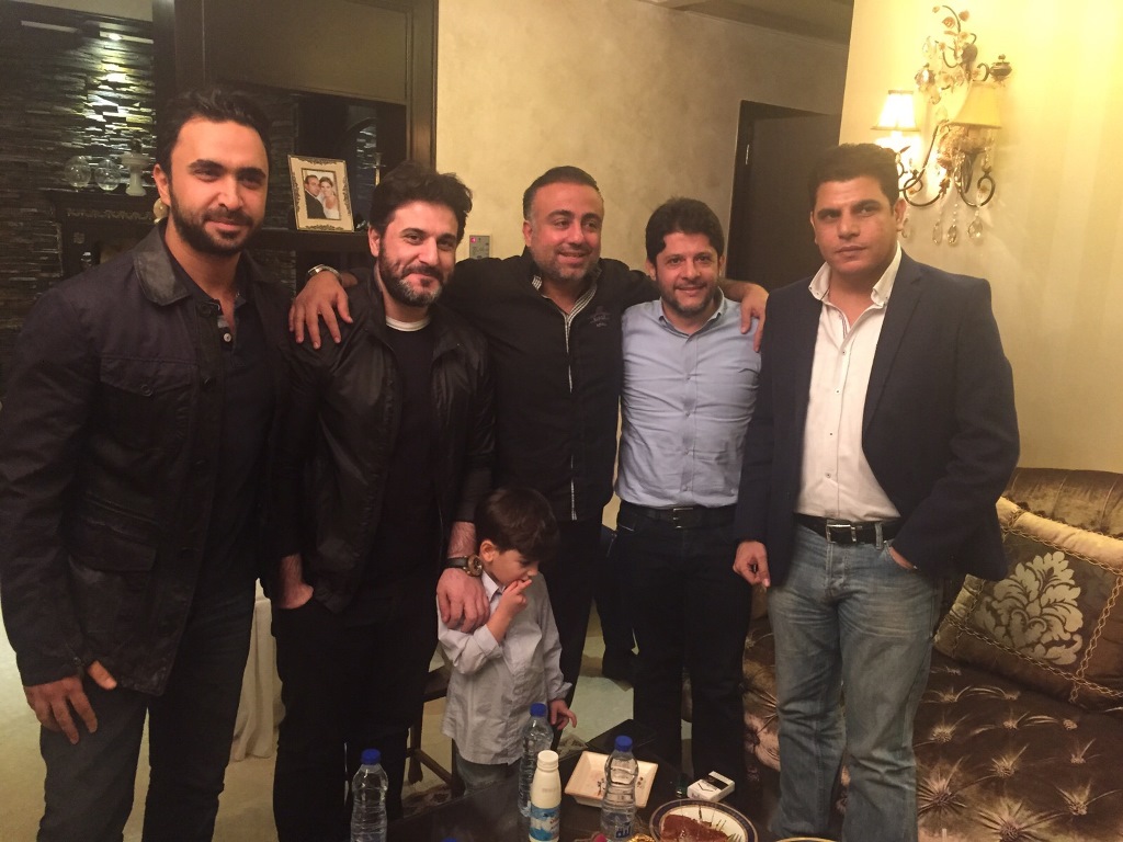 متعهد الحفلات عماد قانصو مع الفنانين نادر الأتات، ملحم زين، معين شريف والمحلل السياسي سالم زهران