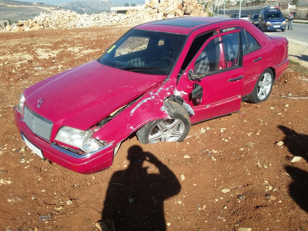 انشطار شاسي السيارة الى نصفين، أدى الى انحرافها عن الطريق العام في كفركلا باتجاه حقل للزيتون