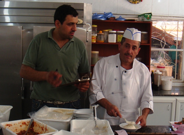 ماجد الحمرا، المدير التنفيذي للبحصاصة، يحرص على الإشراف شخصياً على نيل رضى الزبائن وتلبية رغباتهم - أرشيف