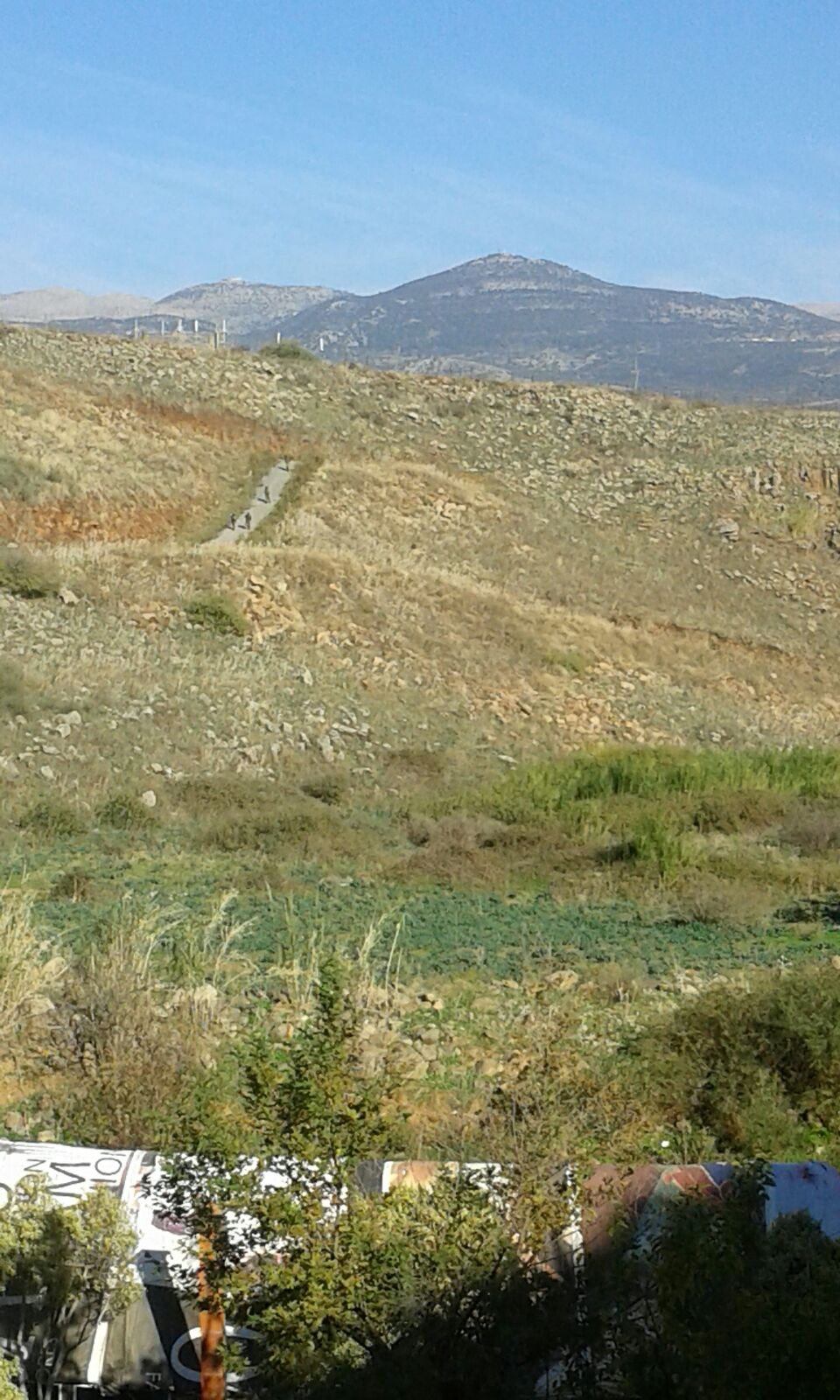  جنود العدو اثناء اجتيازهم لبوابة سياج الغجر