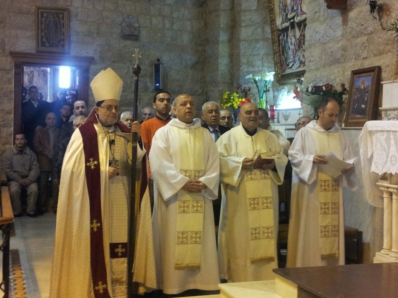 لفيف من الكهنة في الاحتفال  بقداس عيد مار مارون