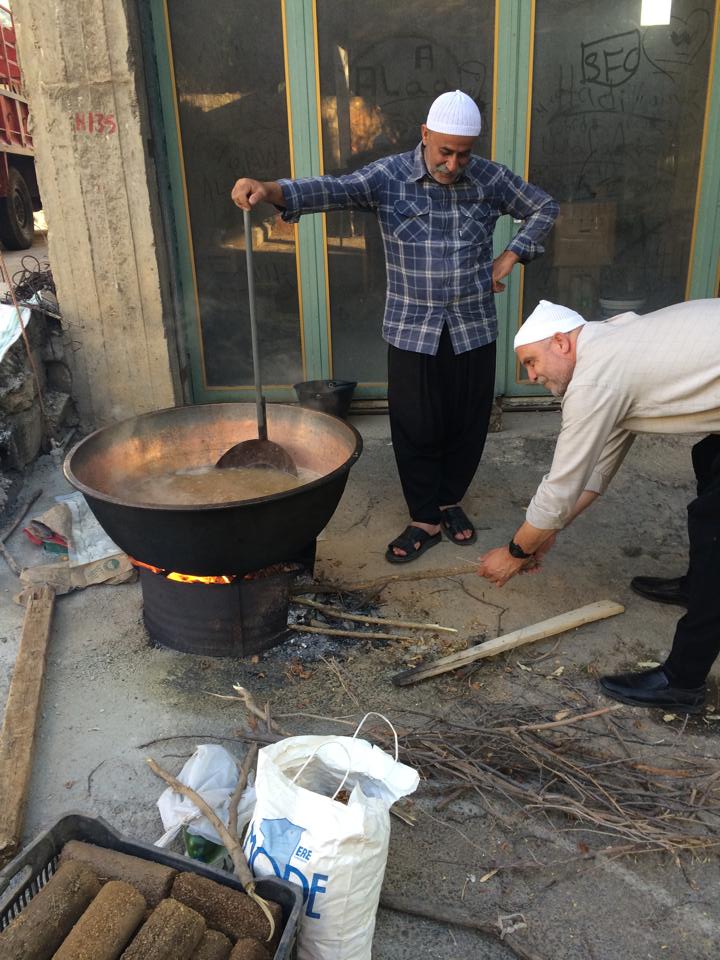 عتاد اهالي حرفيش في الماضي ان يغلوا  القمح ويضعوه في منطقه صخريه وعلى ضفاف وادي كاذب يدعى وادي الغسالات بالقرب من عين مزاريب 