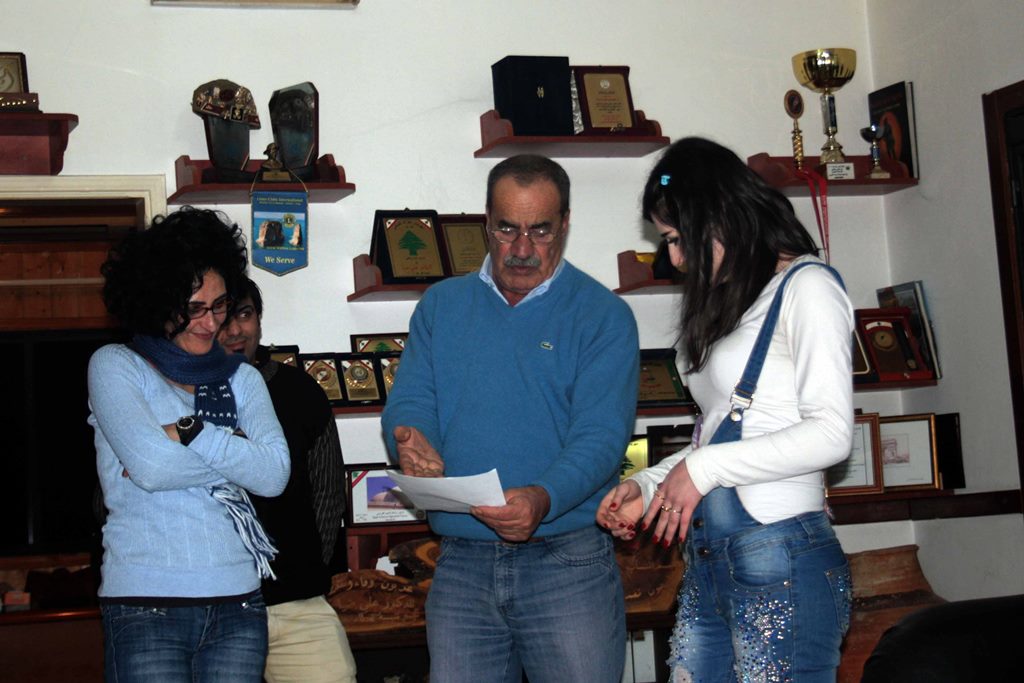 الدكتور علي ضيا كاتب ومخرج الكثير من المسرحيات التي تحاكي تراث المنطقة وأوضاعها المحلية، آخرها  مسرحية «سكاكين»