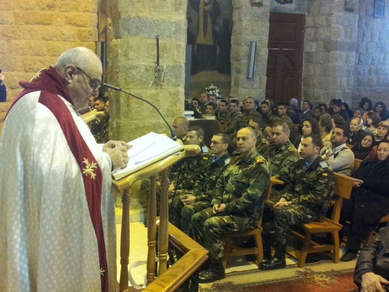 الاب حكيم يترأس قداسا في القليعة وبدا ضباط اسبان